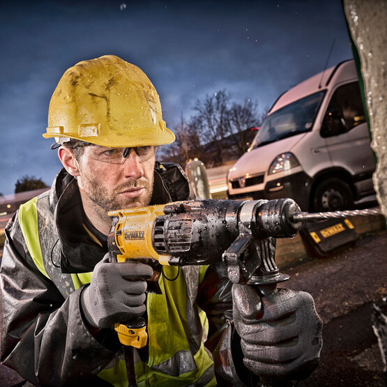 Dewalt D25133K 800W SDS Plus Pnömatik Kırıcı Delici Matkap (5 Parça Uç Seti Hediye!)