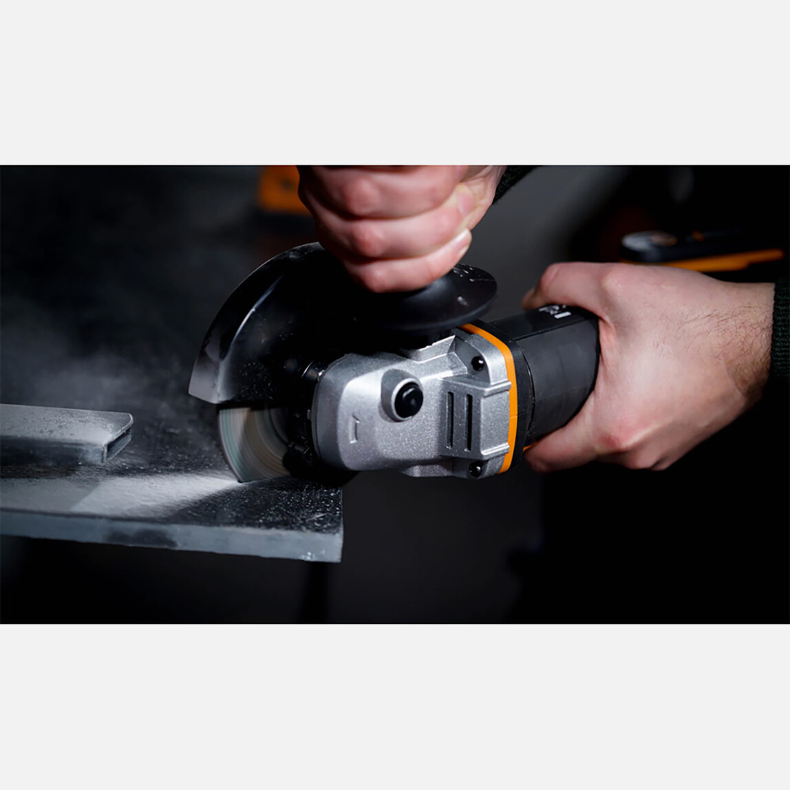    WORX WX803 20Volt 2.0/4.0 Ah. Li-ion Çift Akülü 125mm Profesyonel Şarjlı Avuç Taşlama  