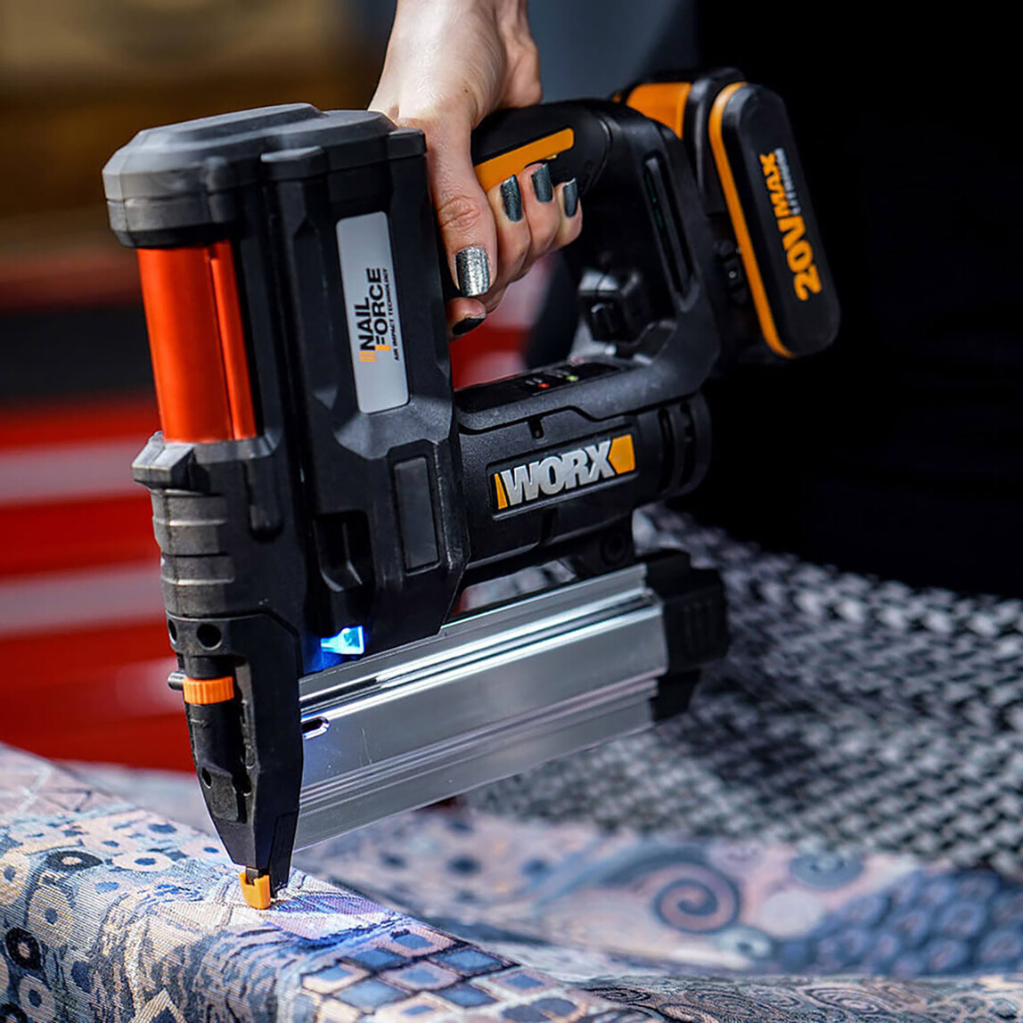    Worx WX840 20Volt/2.0Ah. Li-ion Şarjlı Profesyonel 16-40mm Zımba ve 15-50mm Çivi Çakma + 2900 Adet Yedek Zımba ve Çivi 